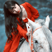 红衣美女与白马阿宝色女生头像,骑在马上的