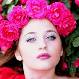 头戴玫瑰花花圈的美女头像图片 鲜花配美女