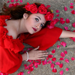 头戴玫瑰花花圈的美女头像图片 鲜花配美女