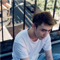 很青春很有活力的男生,帅气又稳定感觉很成熟的样子