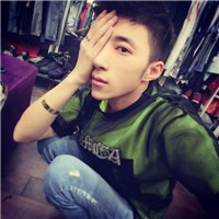 爱自拍的男生清新帅气90后,每个表情和动作都很帅吧