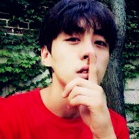 耀武扬威趾高扬,样子比较拽是大帅B