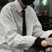 打领带男生半身头像 白色衬衣,黑色衬衣,黑色领带的