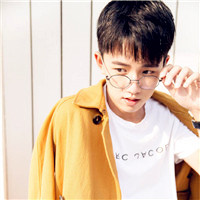 戴着眼镜这要是迷倒所有人,学院风戴眼镜帅哥头像潇洒帅气