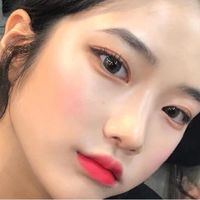 时尚有气质唯美女生头像,拿手机自拍的图片