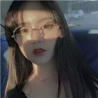 中国戴眼镜的美女头像，眼神温柔而坚定