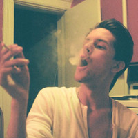 欧美伤感颓废男生抽烟头像图片，明知抽烟有害健康，但是还抽