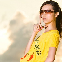 柔情脉脉的她～地依偎着他情侣头像一左一右两张