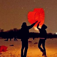 放孔明灯的情侣,让我们一起许愿让幸福来的更快些吧