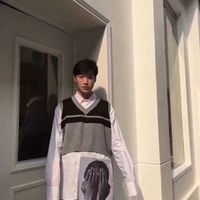 看着你不安的双眼,真想轻咬一口我最爱的人