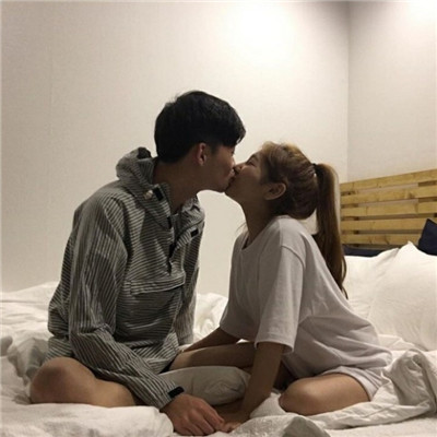 男生女生亲吻头像,2018情侣亲吻唯美kiss图片头像大全