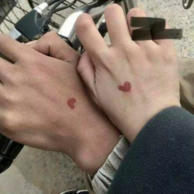 牵手情侣头像男女一对 牵着彼此温暖的手
