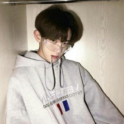 qq情侣头像两张，处处留意你的一切