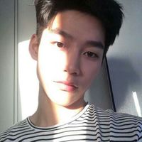 帅气鄙人的眼神有点冷酷 绝版男生高冷头像