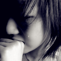 女生哭的流泪的头像 伤心难过带眼泪的图片女生头像