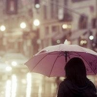 雨中撑伞女孩背影图片头像