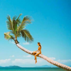 坐在椰子上比基尼女生头像图片 充满海滩风情