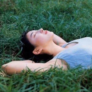 躺在绿色草地上闭眼女生头像图片