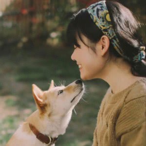 少女和狗温馨平淡的头像图片