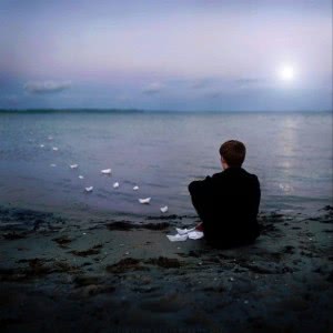 孤独坐在海边的男生背影头像图片