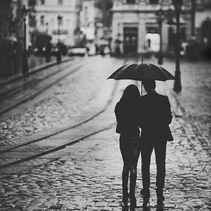 夜幕下细雨中打伞背影情侣头像图片