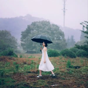 打伞白裙清新女生头像图片 感受雨天独特的氛围