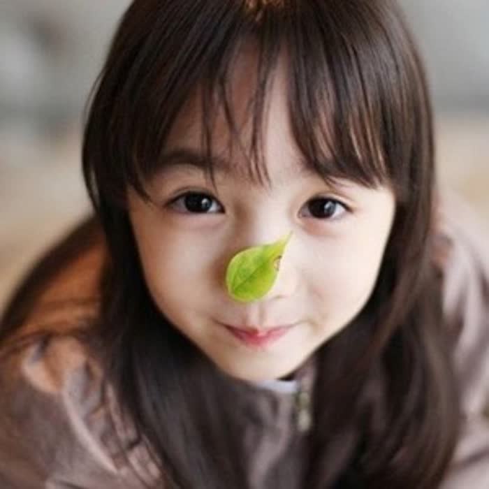 鼻子叶子女孩头像 可爱的小女孩鼻子上有一片绿色的叶子