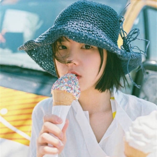 吃冰淇淋女生头像图片