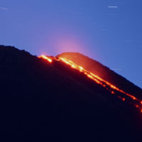 火山喷发的壮丽景观太美丽了,夹杂着闪电