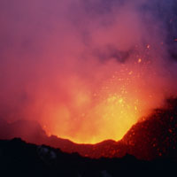 火山喷发的壮丽景观太美丽了,夹杂着闪电