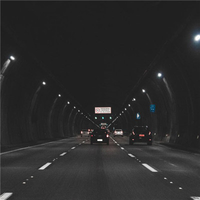 风景头像，阴暗的公路隧道图片