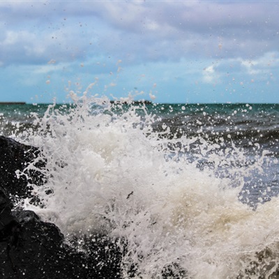 微信海边风景头像 经历风浪的海边礁石图片