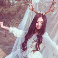 童话森林头上有鹿角的美女,穿着白色婚纱