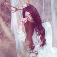 童话森林头上有鹿角的美女,穿着白色婚纱