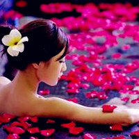 玫瑰花瓣沐浴美女,身在水中花更香