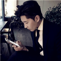 玩手机的男生头像，有多人人重了手机的毒