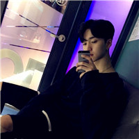 玩手机的男生头像，有多人人重了手机的毒