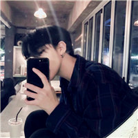 玩手机的男生头像，有多人人重了手机的毒